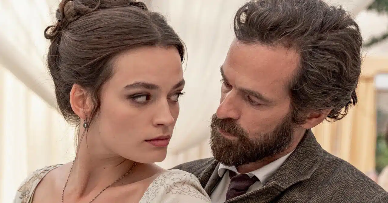 La romance d'Emma Mackey et Romain Duris fait couler beaucoup d'encre