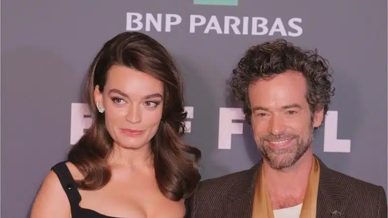 La romance d'Emma Mackey et Romain Duris fait couler beaucoup d'encre