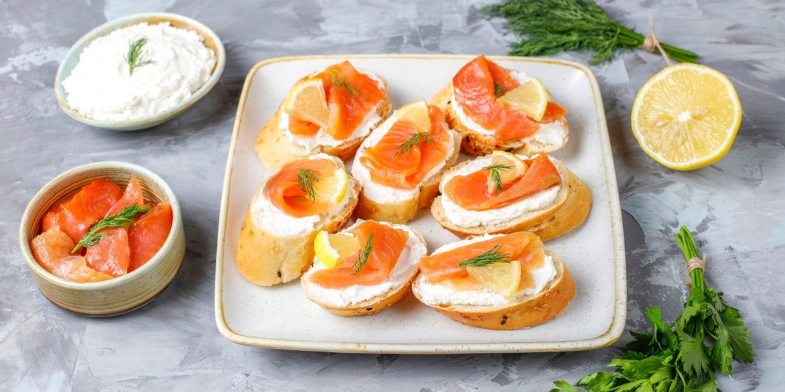 Apéritif chic : préparez des toasts à la crème de saumon fumé !